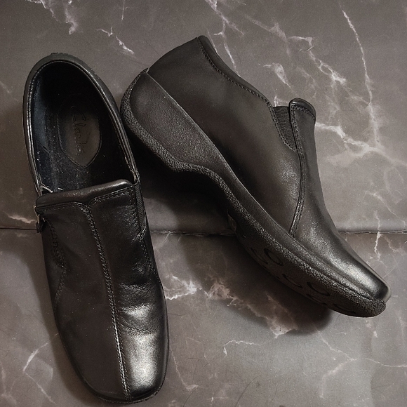 Clarks Ladiesl Black Leather Loafers - Picture 1 of 3